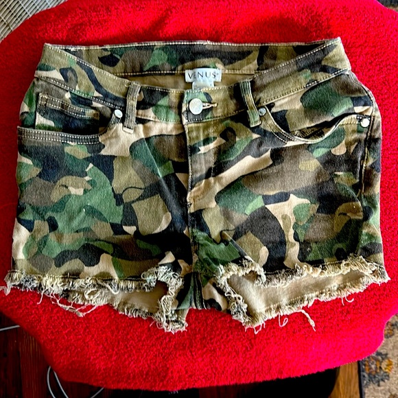 EUC Venus Size 2 Camouflaged Shorts - Picture 1 of 5